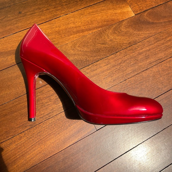 STUART WEITZMAN PLATSWOON CHERRY RED PUMPS NEVER WORN OUTSIDE - Picture 8 of 10